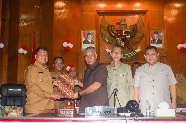 RAPAT PARIPURNA PENYAMPAIAN PENJELASAN TERHADAP RANCANGAN PERDA KABUPATEN ASAHAN YANG BERASAL DARI DPRD OLEH PIMPINAN BAPEMPERDA